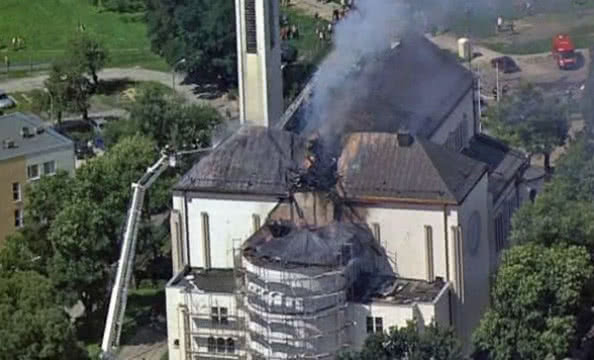 Pożar dachu kościoła w Warszawie
